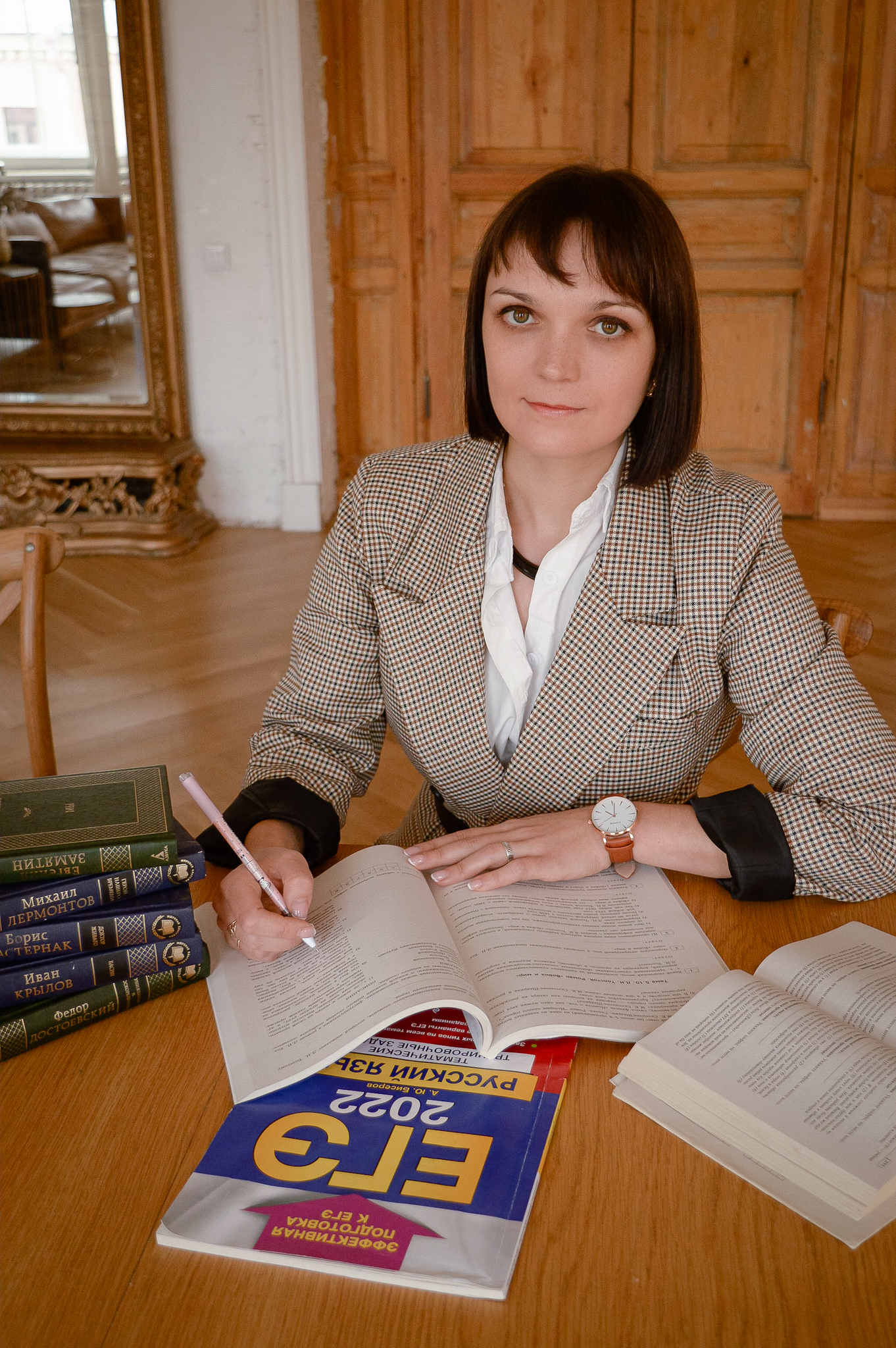 Екатерина Счетова готовится к занятию с учебниками ЕГЭ